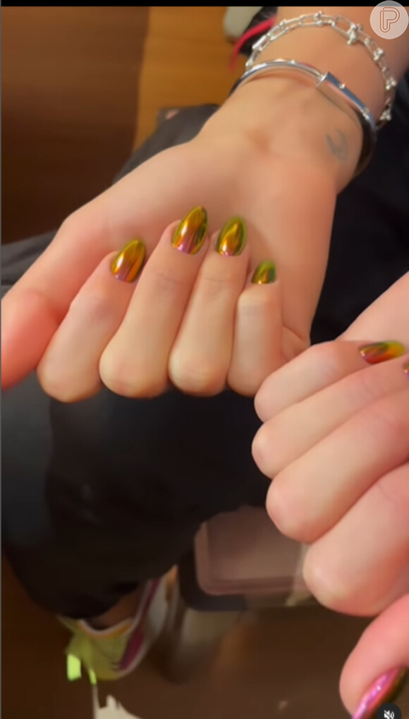 Sunset nails esverdeadas ficaram cheias de estilo nas mãos de Bruna Marquezine