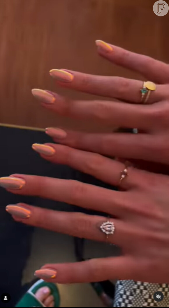 Sunset nails com tom alaranjados foram usadas por Bruna Marquezine anteriormente