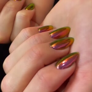 Foto em detalhe da sunset nails, trend queridinha de Bruna Marquezine para as unhas