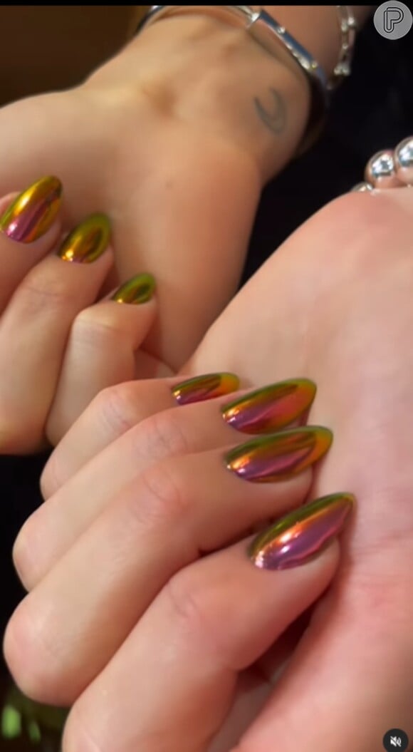 Foto em detalhe da sunset nails, trend queridinha de Bruna Marquezine para as unhas