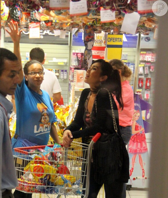 Daniele Suzuki recebe ajuda de vendedora para escolher os ovos de Páscoa. Depois das compras, a atriz passeia com o filho no Shopping Rio Design, na Barra da Tijuca, na Zona Oeste do Rio de Janeiro, em 27 de março de 2013