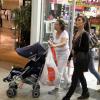 Daniele Suzuki sai da loja com babá, que empurra carrinho de bebê com Kauai dentro