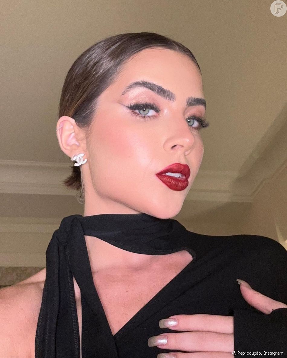 Jade Picon, sem maquiagem, exibe rosto com sardas e choca pela beleza