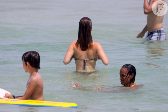 Nathalia Dill deu mergulho para se refrescar do calor no Rio