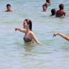 Nathalia Dill aproveita praia da Barra da Tijuca, Zona Oeste, em tarde de forte calor no Rio de Janeiro