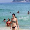 Nathalia Dill aproveita praia da Barra da Tijuca, Zona Oeste, em tarde de forte calor no Rio de Janeiro