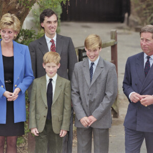 The Crown: amigos da família real detonam série