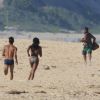 Irritada, Naomi Campbell corre atrás de fotógrafo após flagra em Trancoso, na Bahia