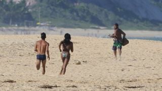 Irritada, Naomi Campbell corre atrás de fotógrafo após flagra em Trancoso