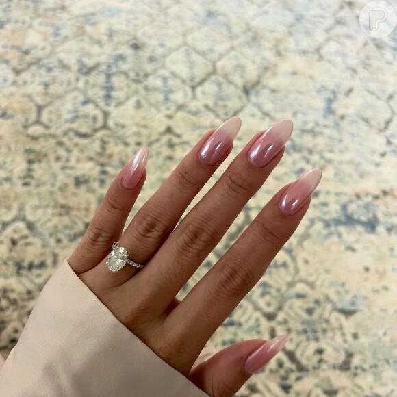 A nail artist de Hailey Bieber, Zola Ganzorigt, já mostrou várias versões da glazed donut nails em seu Instagram