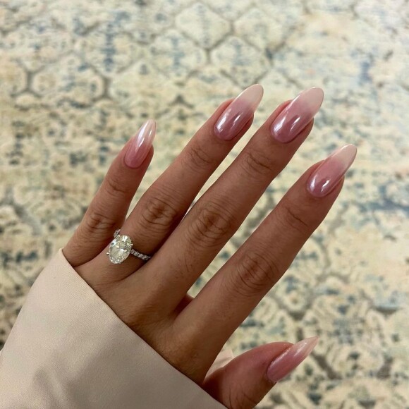 A nail artist de Hailey Bieber, Zola Ganzorigt, já mostrou várias versões da glazed donut nails em seu Instagram