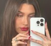 Hailey Bieber é fã de nail arts criativas e estilosas: ela atualizou a glazed donut nails para o Natal com francesinha vermelha