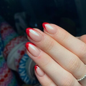 Unha decorada queridinha de Hailey Bieber mistura efeito cintilante e esmalte vermelho