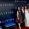 Tom Cruise, Andrea Riseborough e Olga Kurylenko posam para foto durante première do filme 'Oblivion'