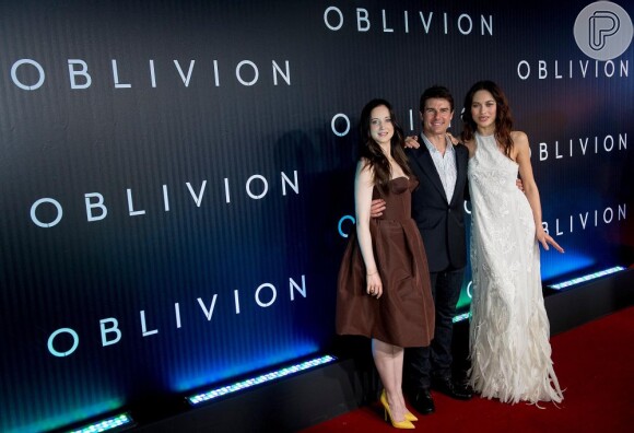 Tom Cruise, Andrea Riseborough e Olga Kurylenko posam para foto durante première do filme 'Oblivion'