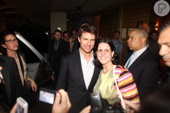 Tom Cruise posa com fã na saída da churrascaria