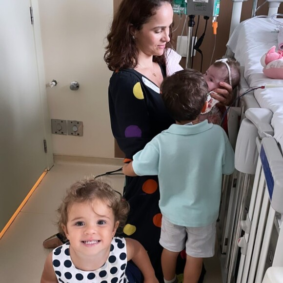 Filhos de Juliano Cazarré visitaram a irmã caçula, internada na UTI no Rio de Janeiro