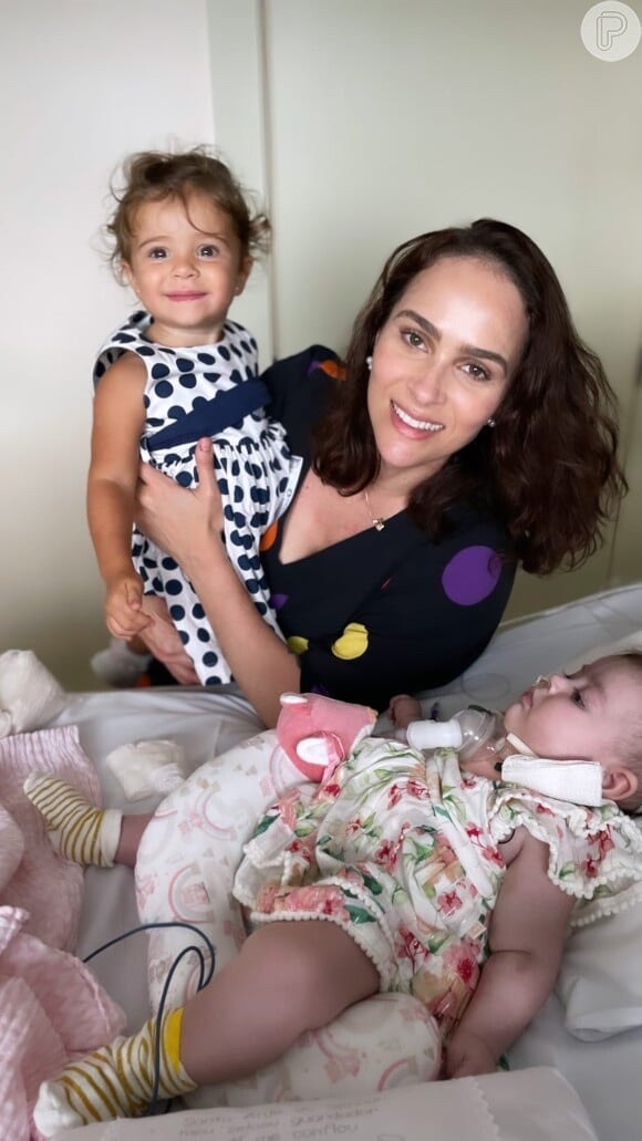 Mulher de Juliano Cazarré, Leticia Cazarré mostrou fotos da filha caçula, Maria Guilhermina, sendo visitada pelos irmãos no hospital