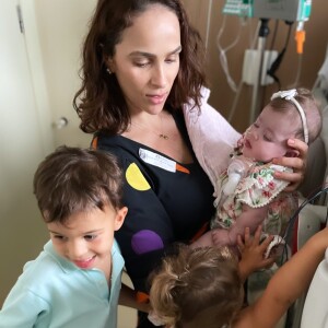 Letícia Cazarré, mulher do ator Juliano Cazarré, mostrou fotos dos filhos Gaspar e Maria Madalena com a irmã caçula