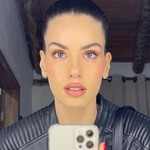 Camila Queiroz utilizou o Twitter para se pronunciar sobre rumores de gravidez