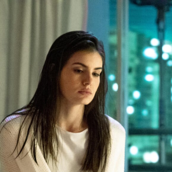 Camila Queiroz dará vida a a Maria Elisa, uma mulher que é presa acusada injustamente de matar o próprio pai e vê o filho, Domingos, ser levado para um mosteiro