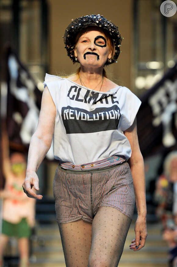 Vivienne Westwood era uma ativista na moda e sempre trazia protestos em seus desfiles
