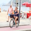 Leticia Birkheuer exibiu boa forma em passeio de bicicleta pela orla do Rio de Janeiro