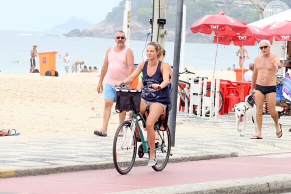 Leticia Birkheuer exibiu boa forma em passeio de bicicleta pela orla do Rio de Janeiro