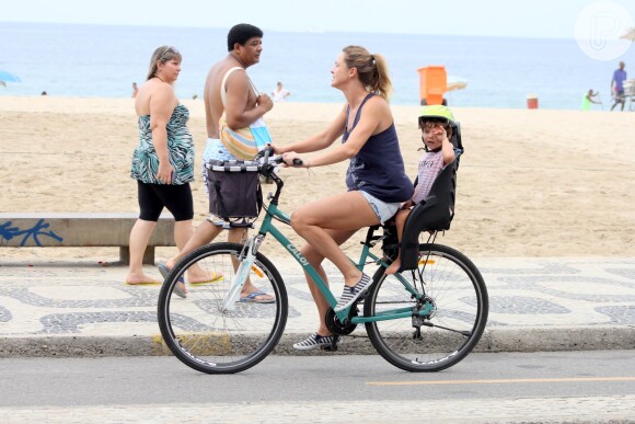 Leticia Birkheuer andou de bicicleta com o filho na garupa
