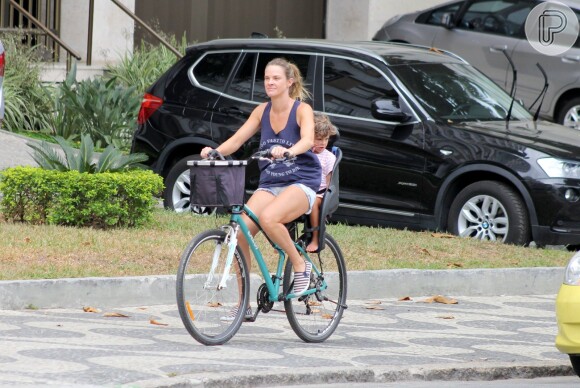 Leticia Birkheuer mostrou boa forma durante passeio de bicicleta pela Zona Sul do Rio de Janeiro