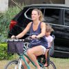 Leticia Birkheuer mostra pernas torneadas durante passeio com o filho, João Guilherme, pela orla do Rio de Janeiro, neste domingo, 4 de janeiro de 2015