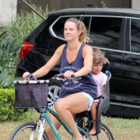 Leticia Birkheuer usa shortinho em passeio acompanhada do filho, João Guilherme