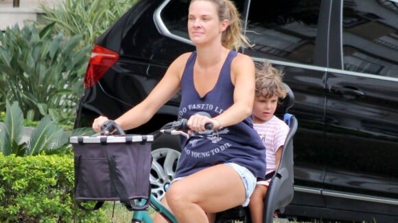 Leticia Birkheuer usa shortinho em passeio acompanhada do filho, João Guilherme