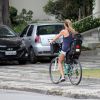 Leticia Birkheuer passeia com o filho pela orla do Rio de Janeiro