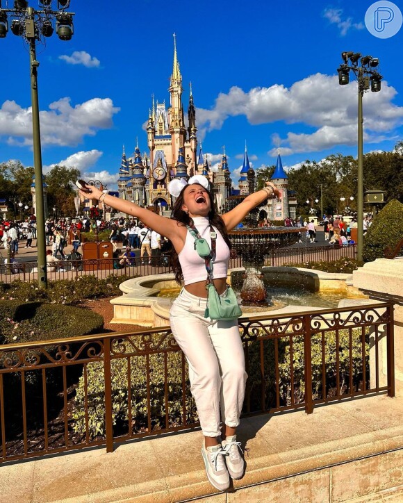 Mood urbano tomou conta do look branco de Larissa Manoela na Disney