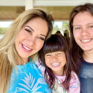 Mãe de dois, Maíra Cardi lembrou o período da filha, Sophia, no hospital; na foto, influencer ao lado também do filho, Lucas