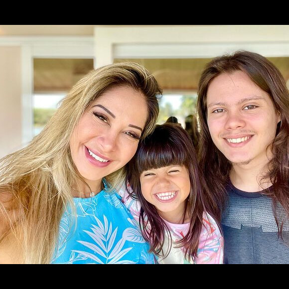 Mãe de dois, Maíra Cardi lembrou o período da filha, Sophia, no hospital; na foto, influencer ao lado também do filho, Lucas