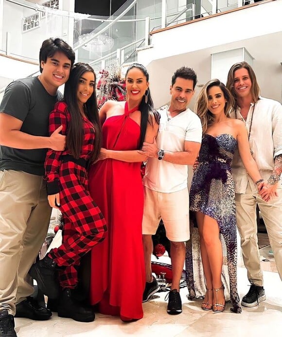 Wanessa Camargo e Dado Dolabella passaram o Natal juntos com Zezé Di Camargo, Graciele Lacerda e Igor Camargo, irmão da cantora, com sua noiva
