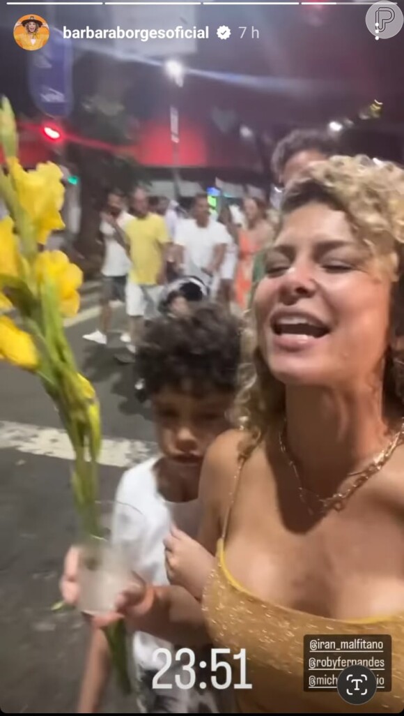 Bárbara Borges foi ver os fogos em praia do Rio com filhos e Iran Malfitano