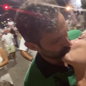 Bárbara Borges e Iran Malfitano dão beijão em primeiro Réveillon juntos após 'A Fazenda'