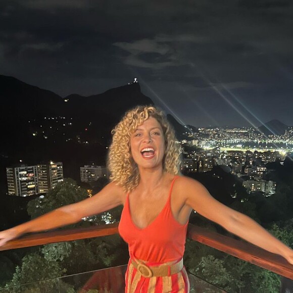 Beijo de Bárbara Borges e Iran Malfitano foi postado pela atriz no Instagram
