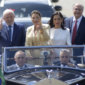 Janja usou calça pantalona de cintura alta, colete e um blazer no tom dourado