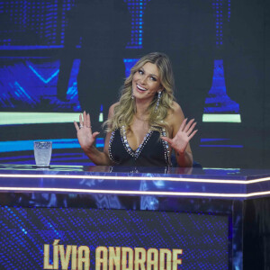 Déa Lúcia aparentou não ter gostado de uma fala de Lívia Andrade sobre a roupa que ela estava usando no 'Domingão com Huck'