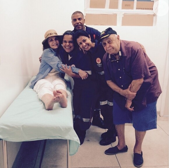 Rosamaria Murtinho rompe ligamentos do tornozelo após tombo e é atendida por equipe do Samu em Angra dos Reis