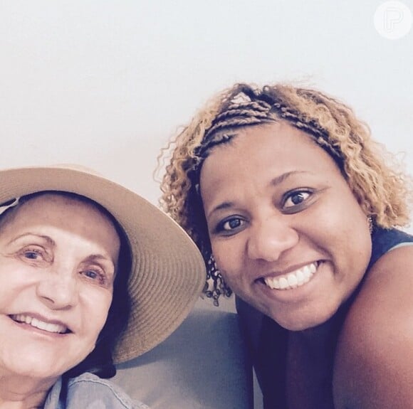 Rosamaria Murtinho faz selfie com funcionários do Hospital Geral de Japuíba