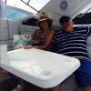 Rosamaria Murtinho continuou o passeio de barco com o marido, Mauro Mendonça, mesmo com o pé engessado
