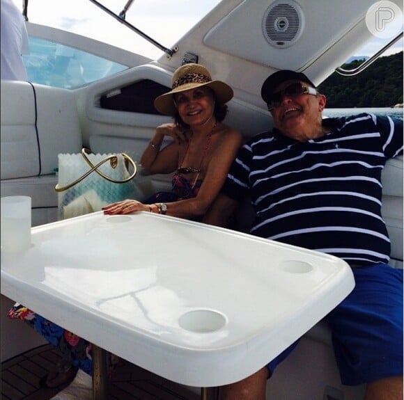Rosamaria Murtinho continuou o passeio de barco com o marido, Mauro Mendonça, mesmo com o pé engessado
