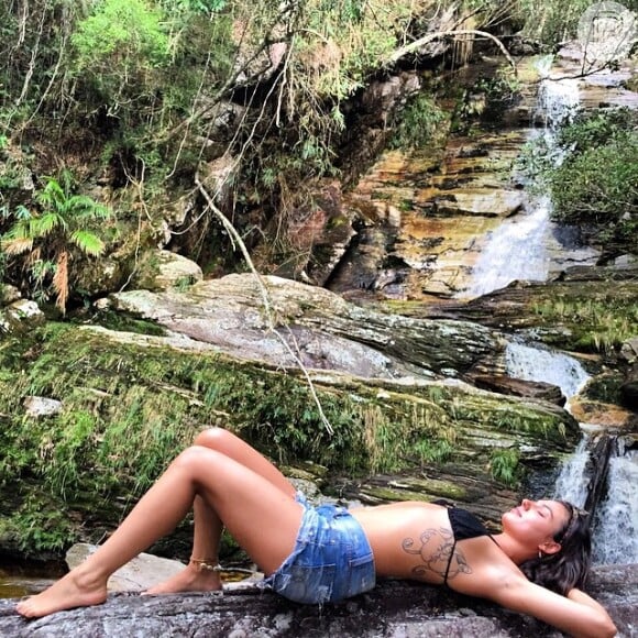 Isis Valverde aproveitou as férias para visitar sua cidade natal, em Minas Gerais. Para aproveitar a cachoeira, a atriz caprichou no estilo e usou um turbante bem discreto