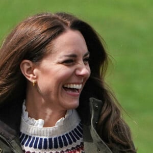 Kate Middleton é fã de dar volume aos fios: Princesa usa pente na raiz do cabelo