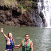 Luana Piovani renova energias com o marido, Pedro Scooby, na cachoeira